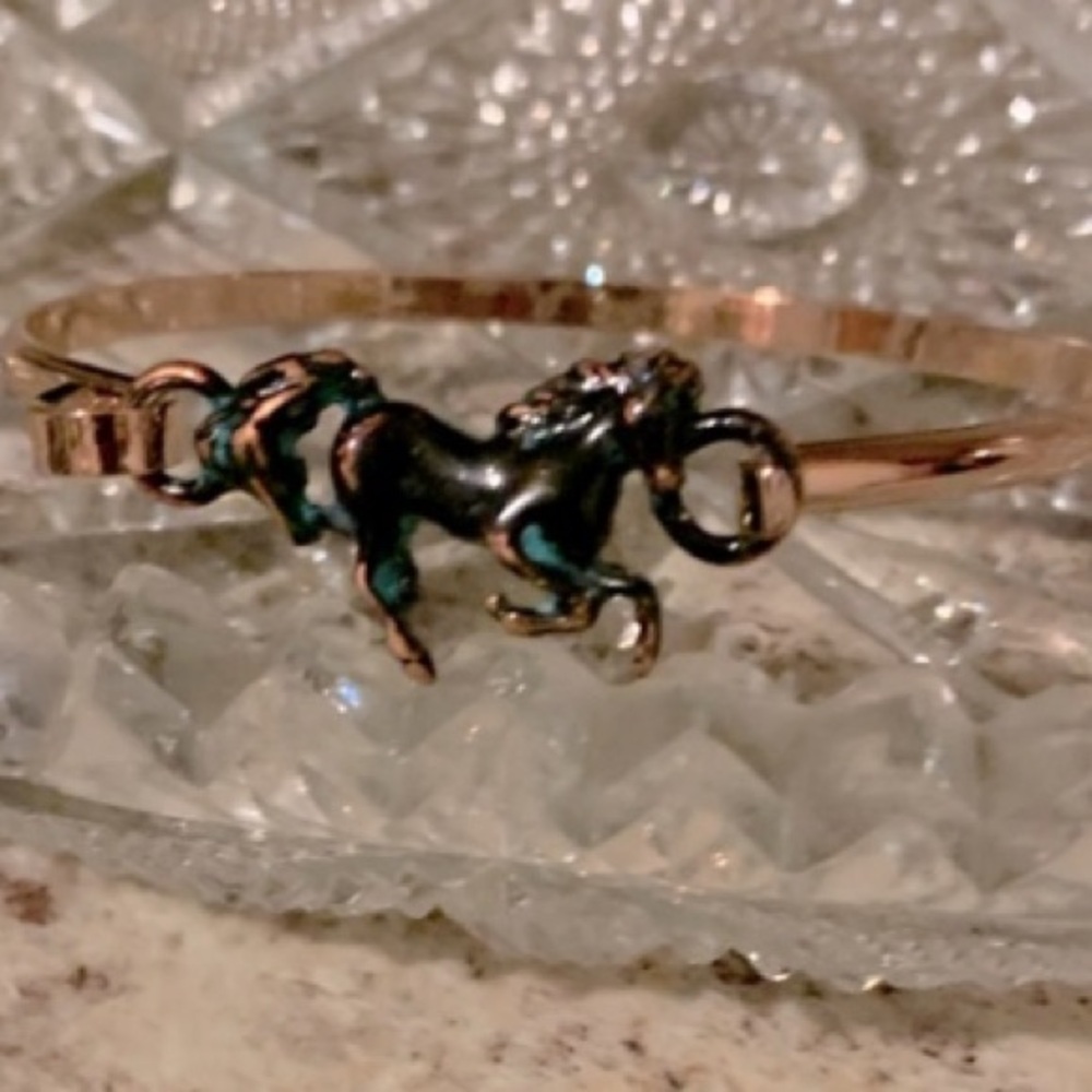 NWT Rustic Jewelry Design- gold tone bracelet with a horse 🐎 design!!